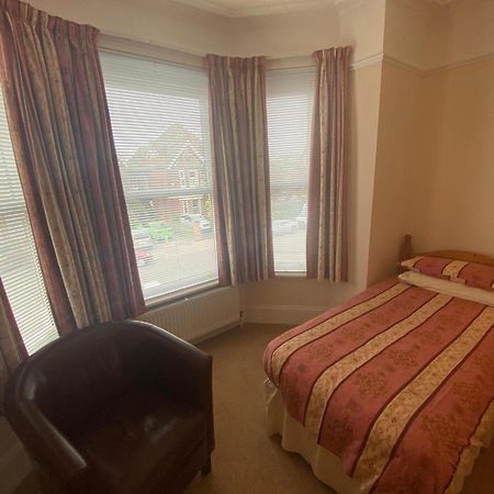 Landguard Lodge Guest House Shipley  外观 照片