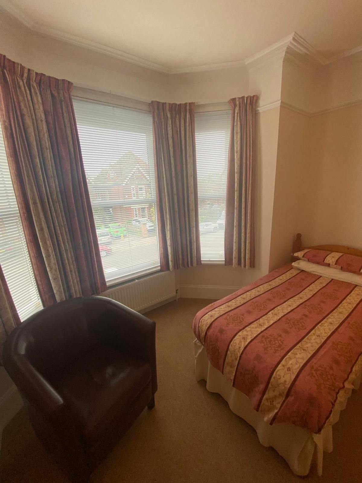 Landguard Lodge Guest House Shipley  外观 照片